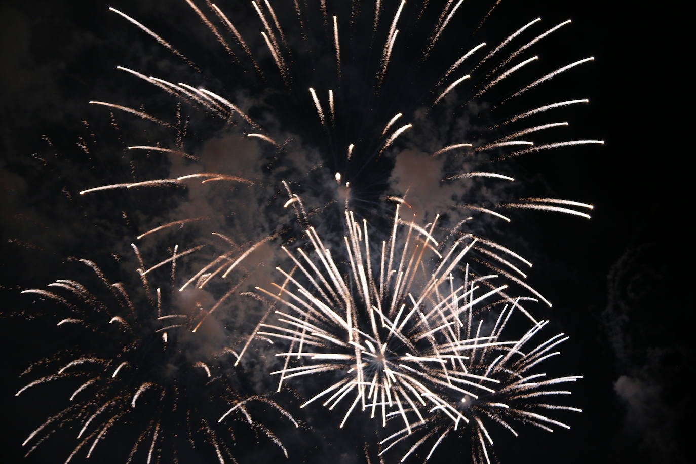 La lluvia hizo una pausa para León volviera a disfrutar de la noche más mágica 