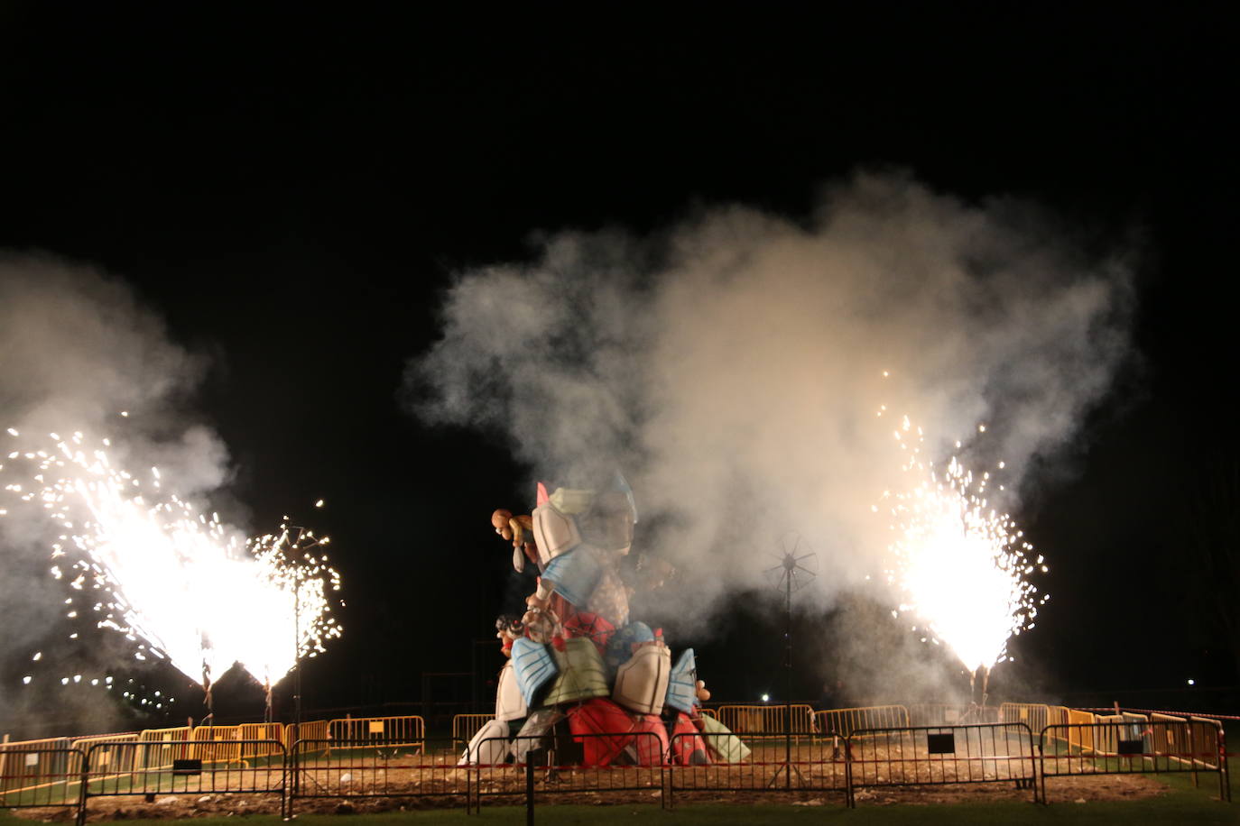 Los exteriores del Centro del Fuego de la capital leonesa fueron, de nuevo, el escenario para la tradicional hoguera de San Juan,