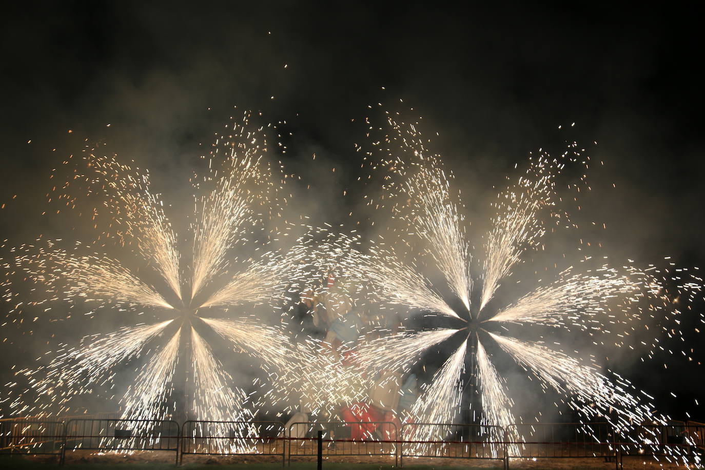 Los exteriores del Centro del Fuego de la capital leonesa fueron, de nuevo, el escenario para la tradicional hoguera de San Juan,