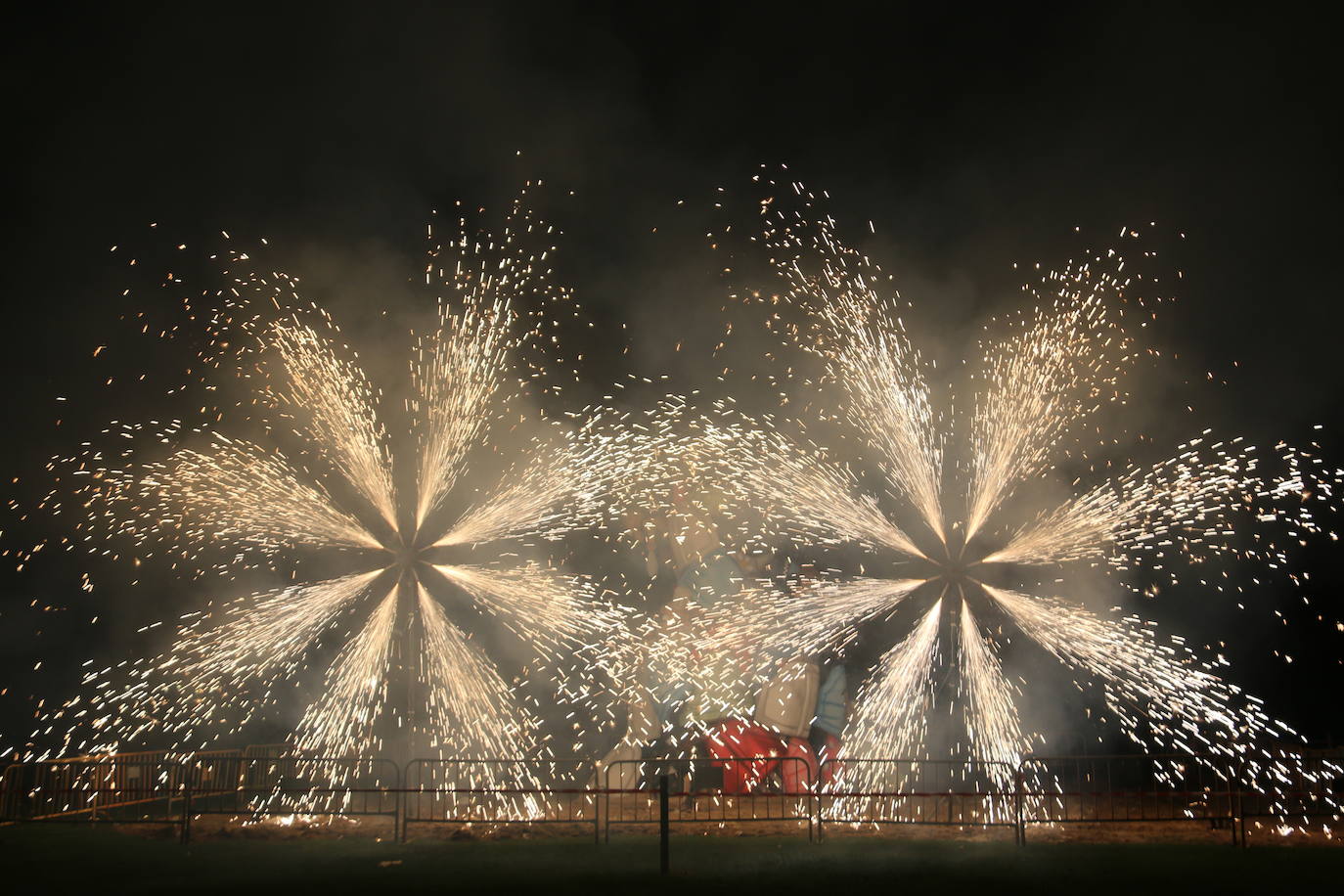 Los exteriores del Centro del Fuego de la capital leonesa fueron, de nuevo, el escenario para la tradicional hoguera de San Juan,
