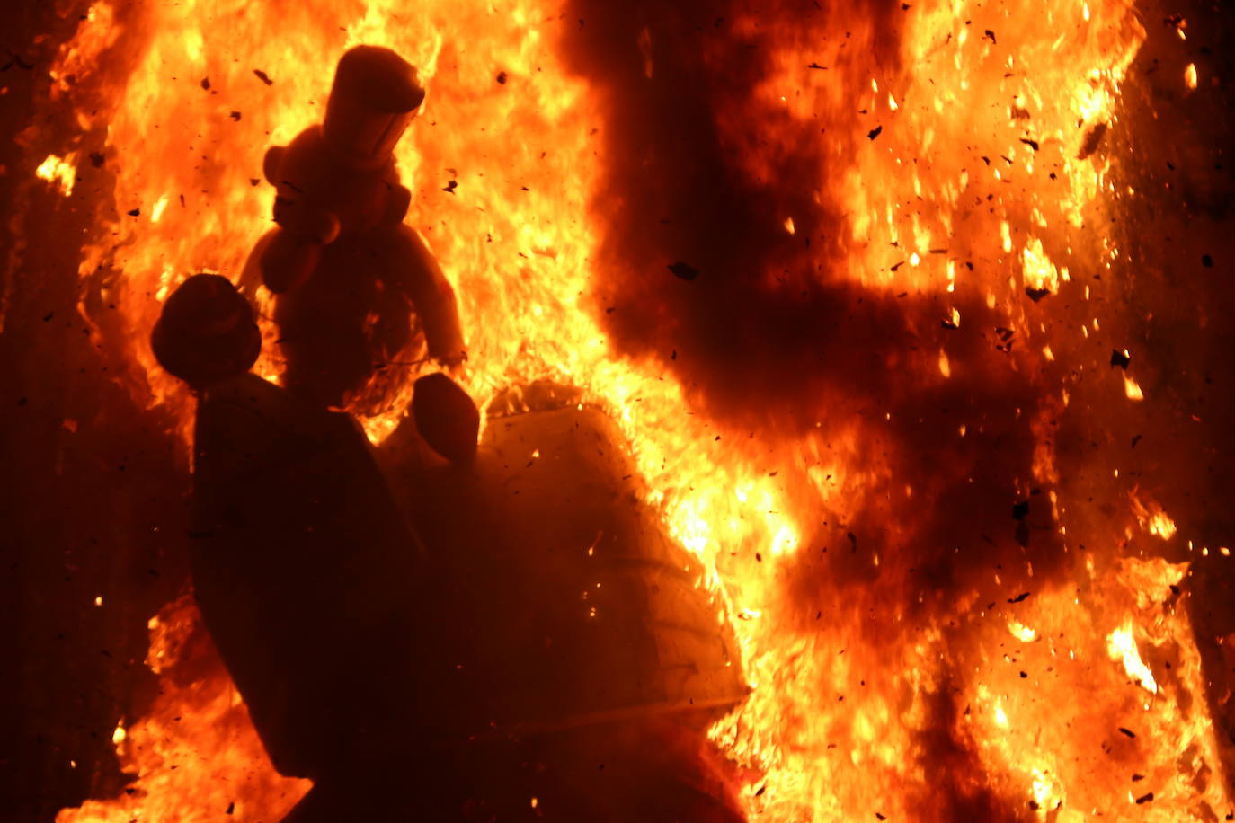 Los exteriores del Centro del Fuego de la capital leonesa fueron, de nuevo, el escenario para la tradicional hoguera de San Juan,