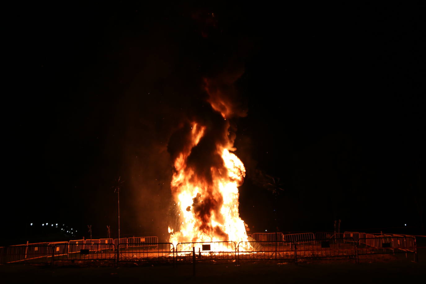 Los exteriores del Centro del Fuego de la capital leonesa fueron, de nuevo, el escenario para la tradicional hoguera de San Juan,