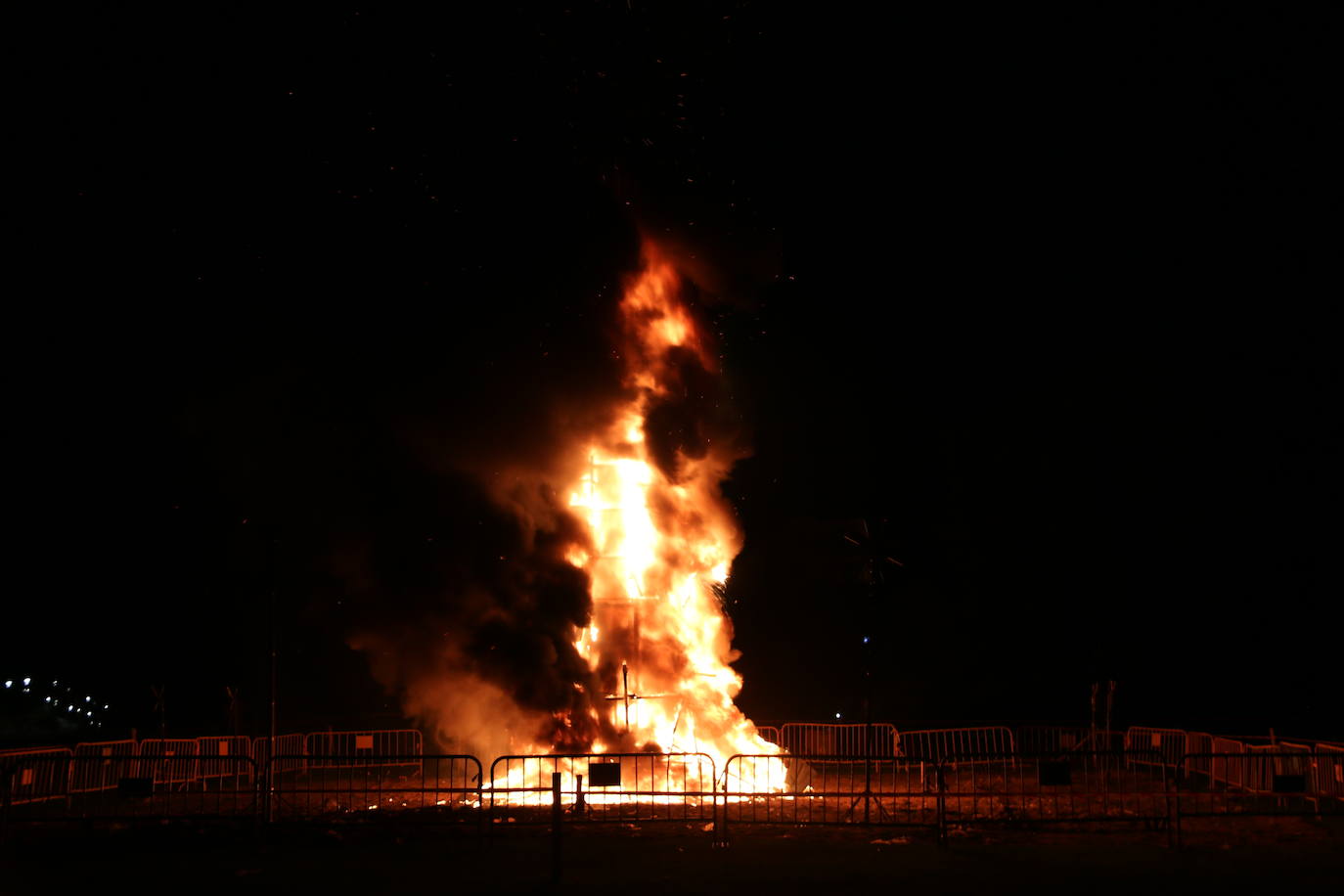 Los exteriores del Centro del Fuego de la capital leonesa fueron, de nuevo, el escenario para la tradicional hoguera de San Juan,