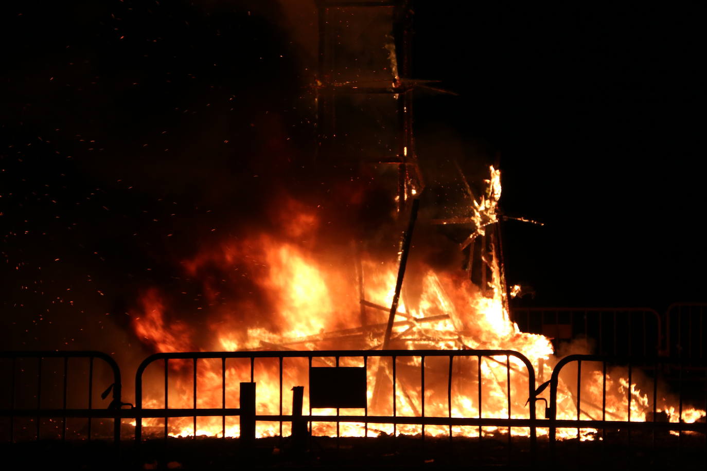 Los exteriores del Centro del Fuego de la capital leonesa fueron, de nuevo, el escenario para la tradicional hoguera de San Juan,