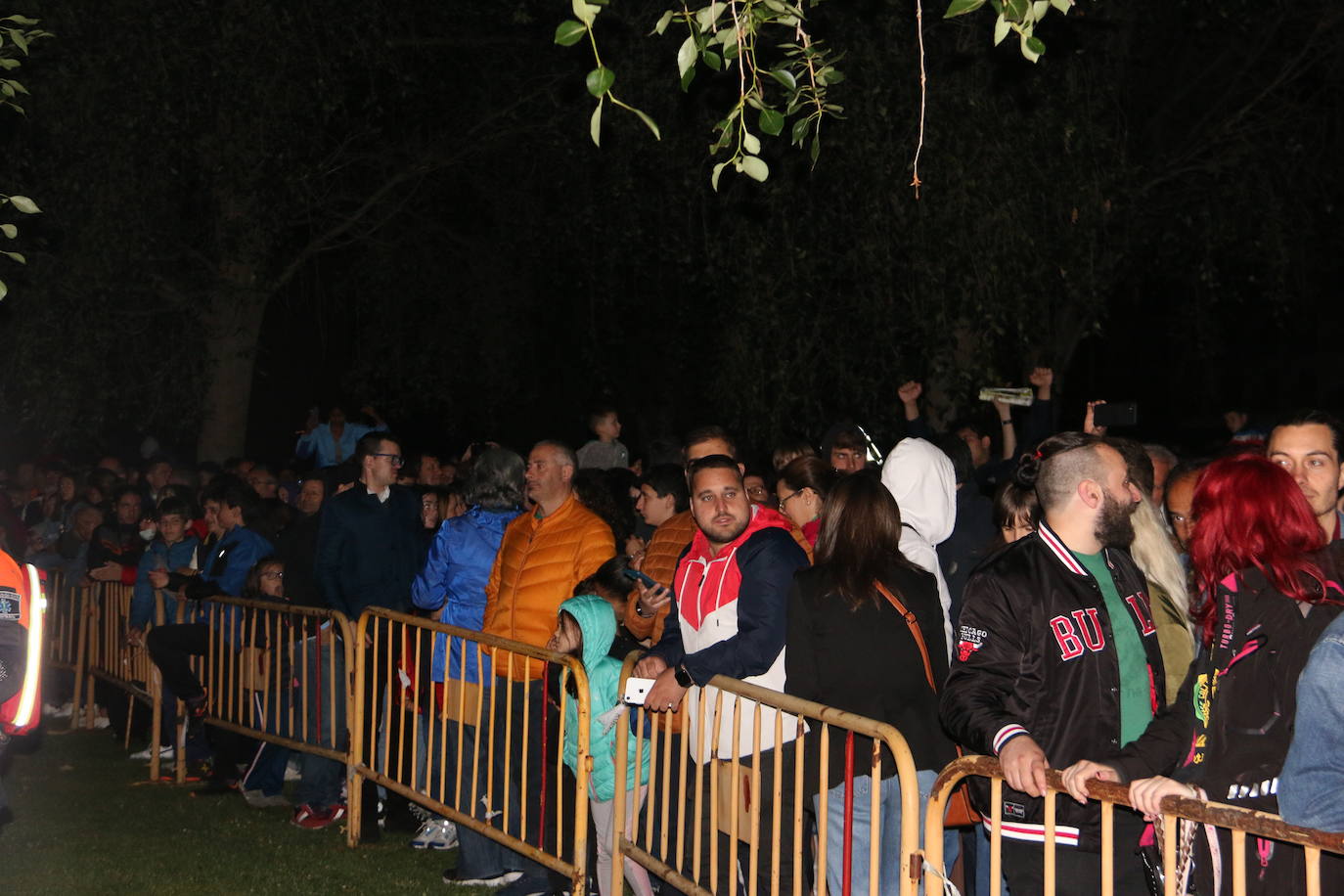 Los exteriores del Centro del Fuego de la capital leonesa fueron, de nuevo, el escenario para la tradicional hoguera de San Juan,