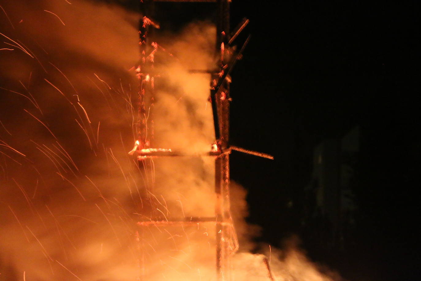 Los exteriores del Centro del Fuego de la capital leonesa fueron, de nuevo, el escenario para la tradicional hoguera de San Juan,
