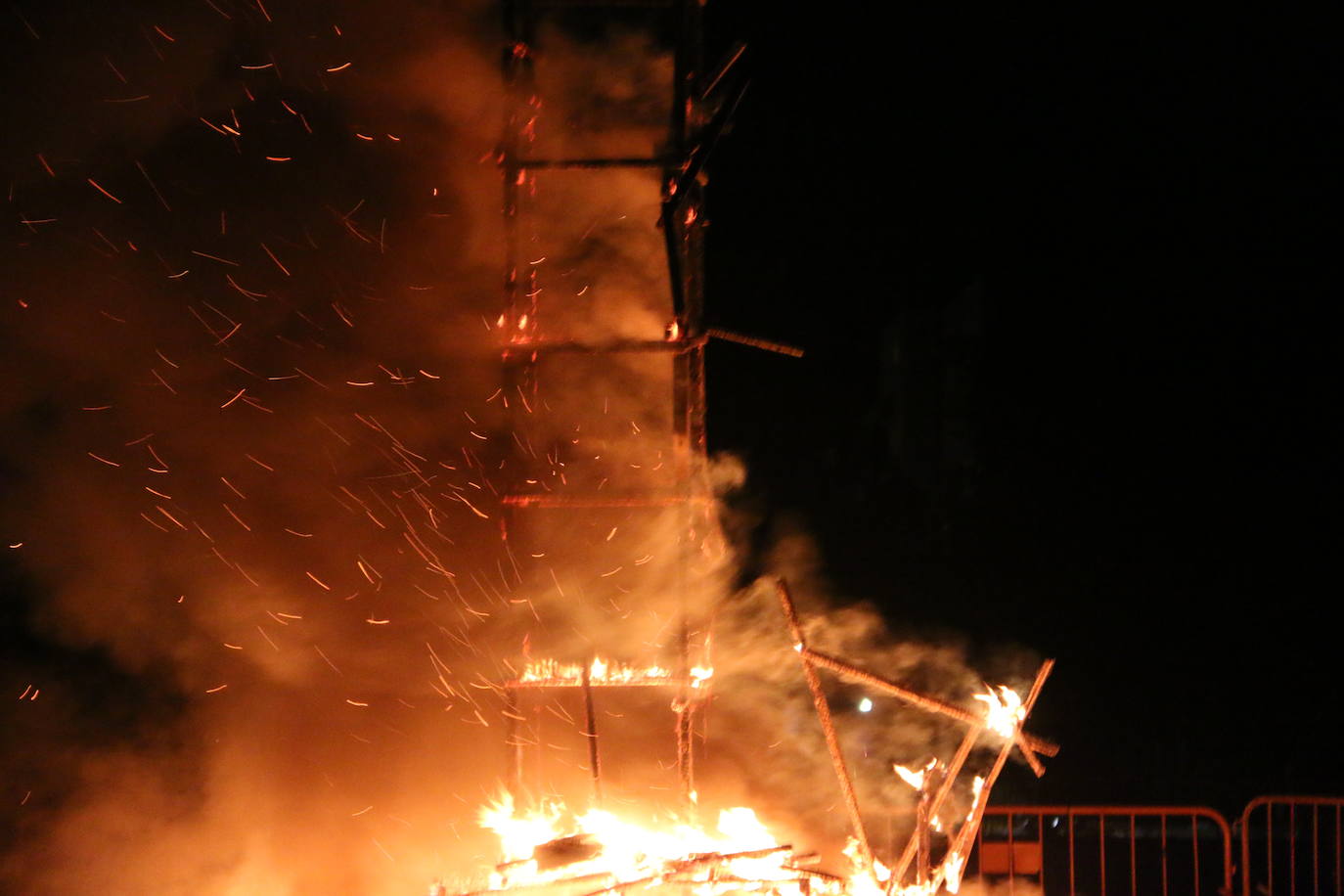Los exteriores del Centro del Fuego de la capital leonesa fueron, de nuevo, el escenario para la tradicional hoguera de San Juan,