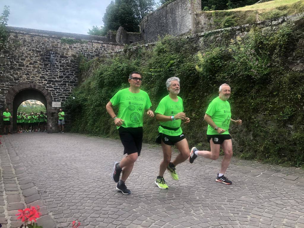 Esta prueba solidaria por relevos ha partido desde Francia con 870 kilómetros por delante y 96 horas de carrera para llegar a Finisterre