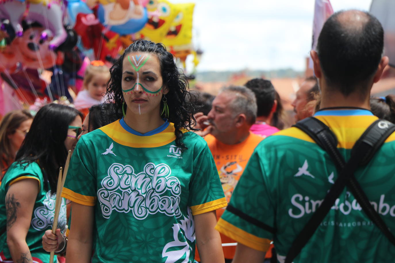 Desfile de peñas en este sábado de fiestas de San Juan y San Pedro. 