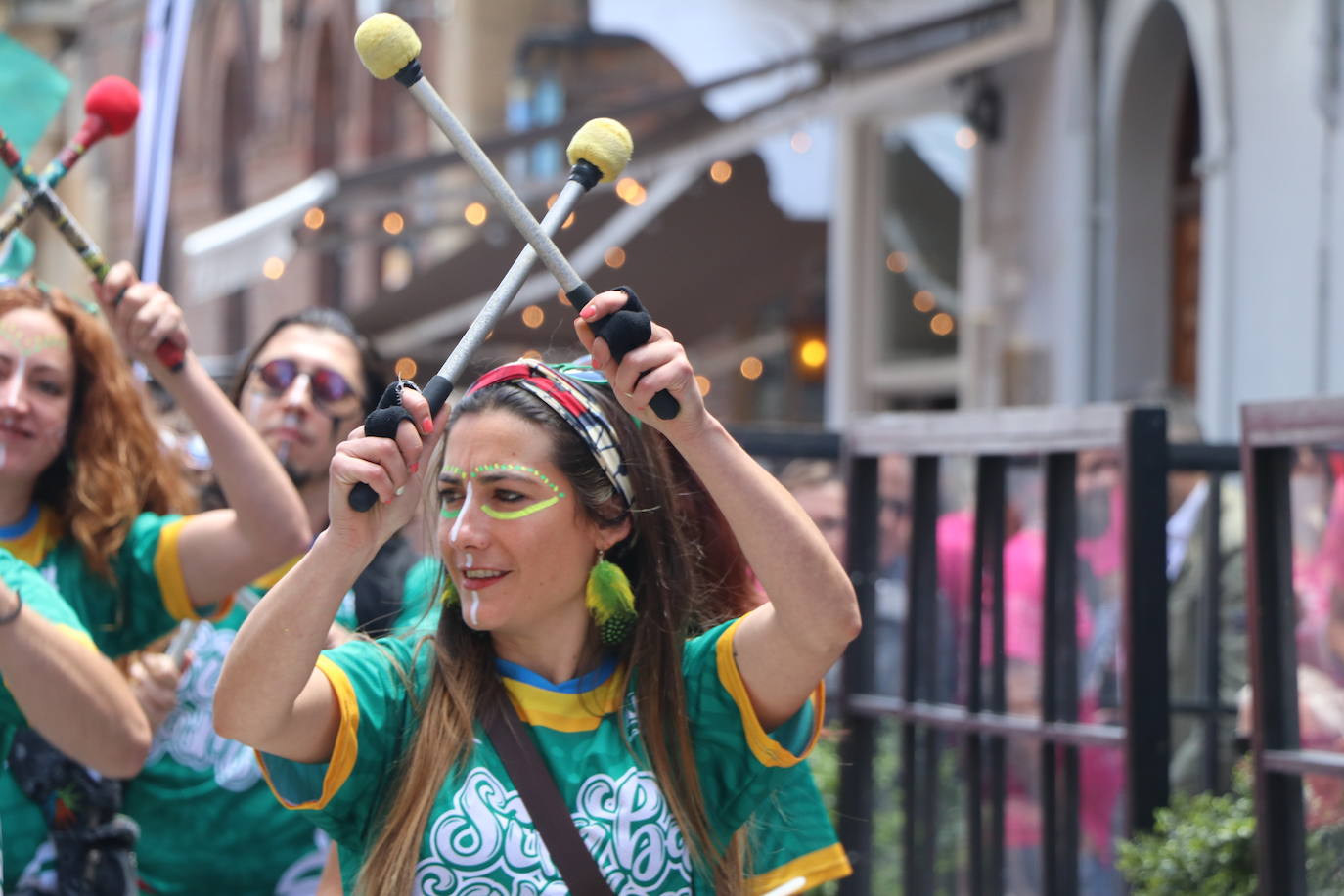 Desfile de peñas en este sábado de fiestas de San Juan y San Pedro. 