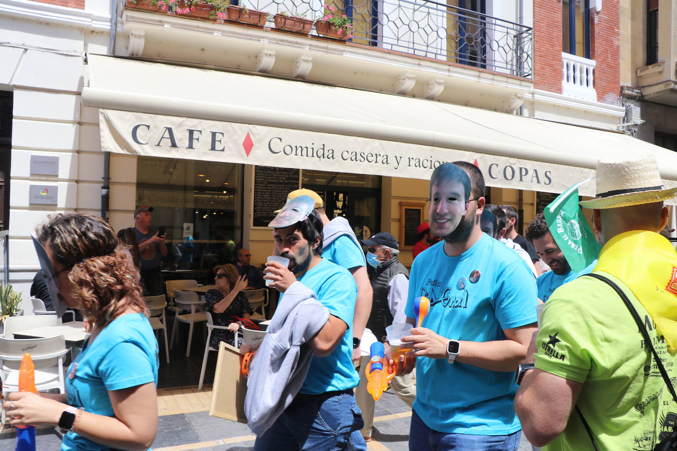 Desfile de peñas en este sábado de fiestas de San Juan y San Pedro. 