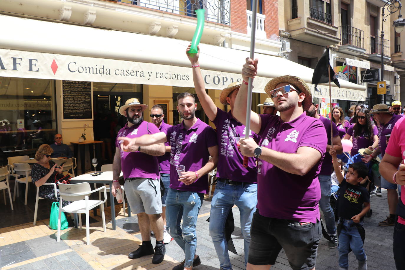 Desfile de peñas en este sábado de fiestas de San Juan y San Pedro. 