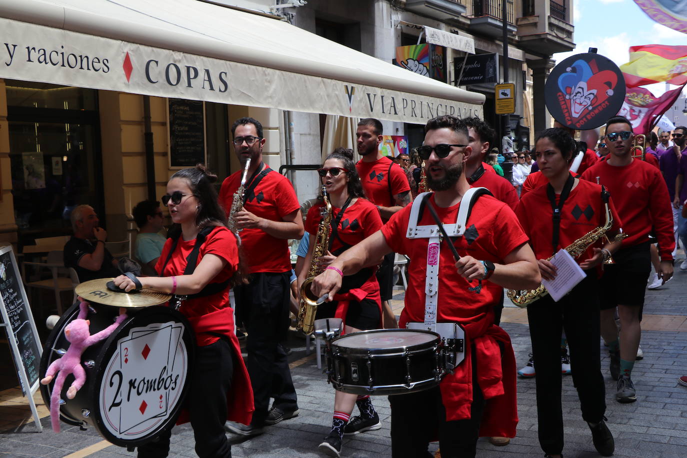 Desfile de peñas en este sábado de fiestas de San Juan y San Pedro. 