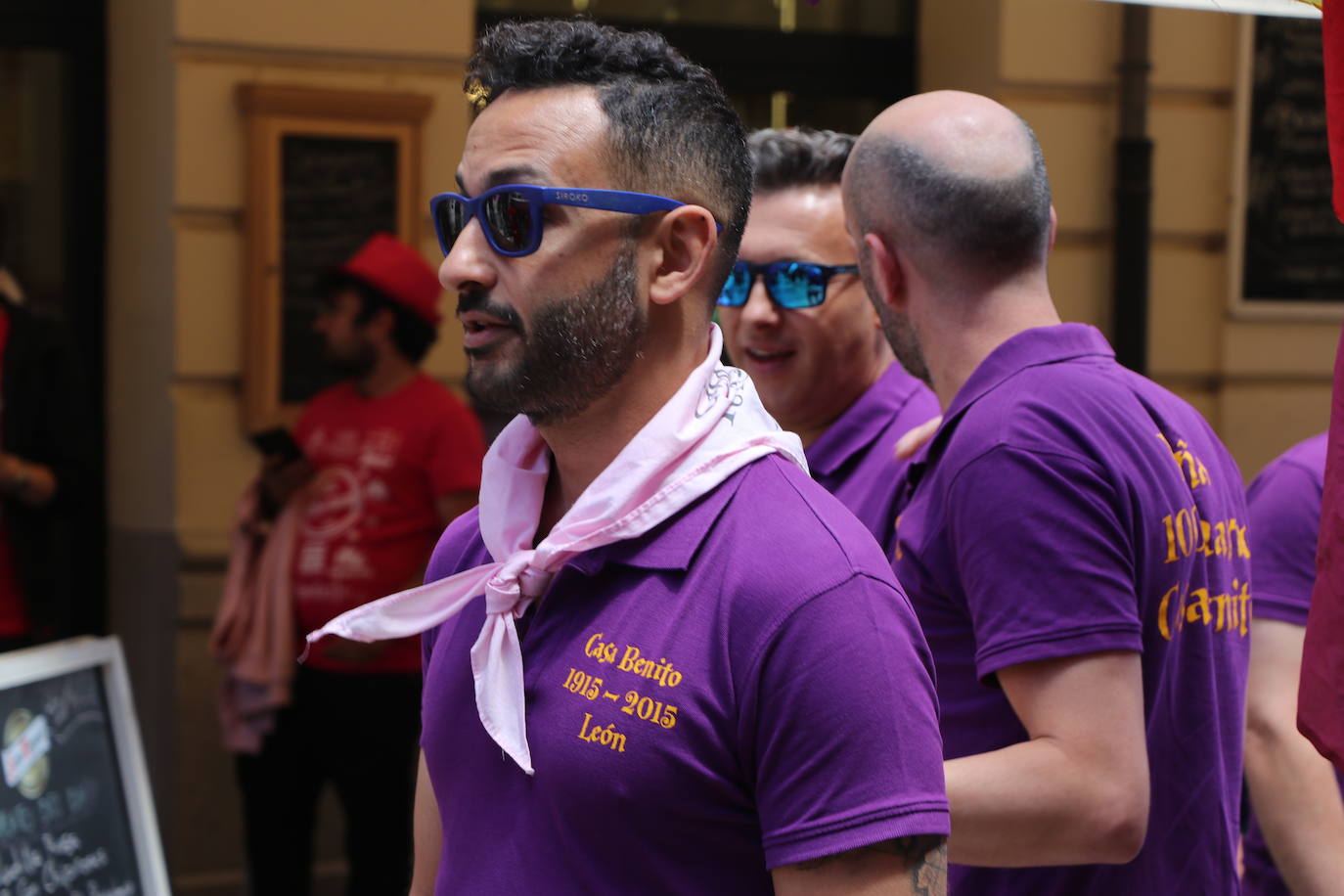 Desfile de peñas en este sábado de fiestas de San Juan y San Pedro. 