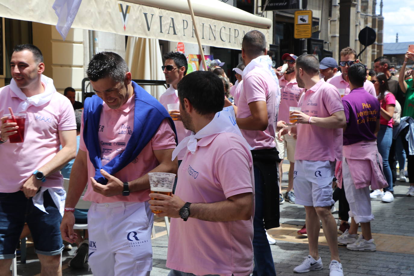 Desfile de peñas en este sábado de fiestas de San Juan y San Pedro. 