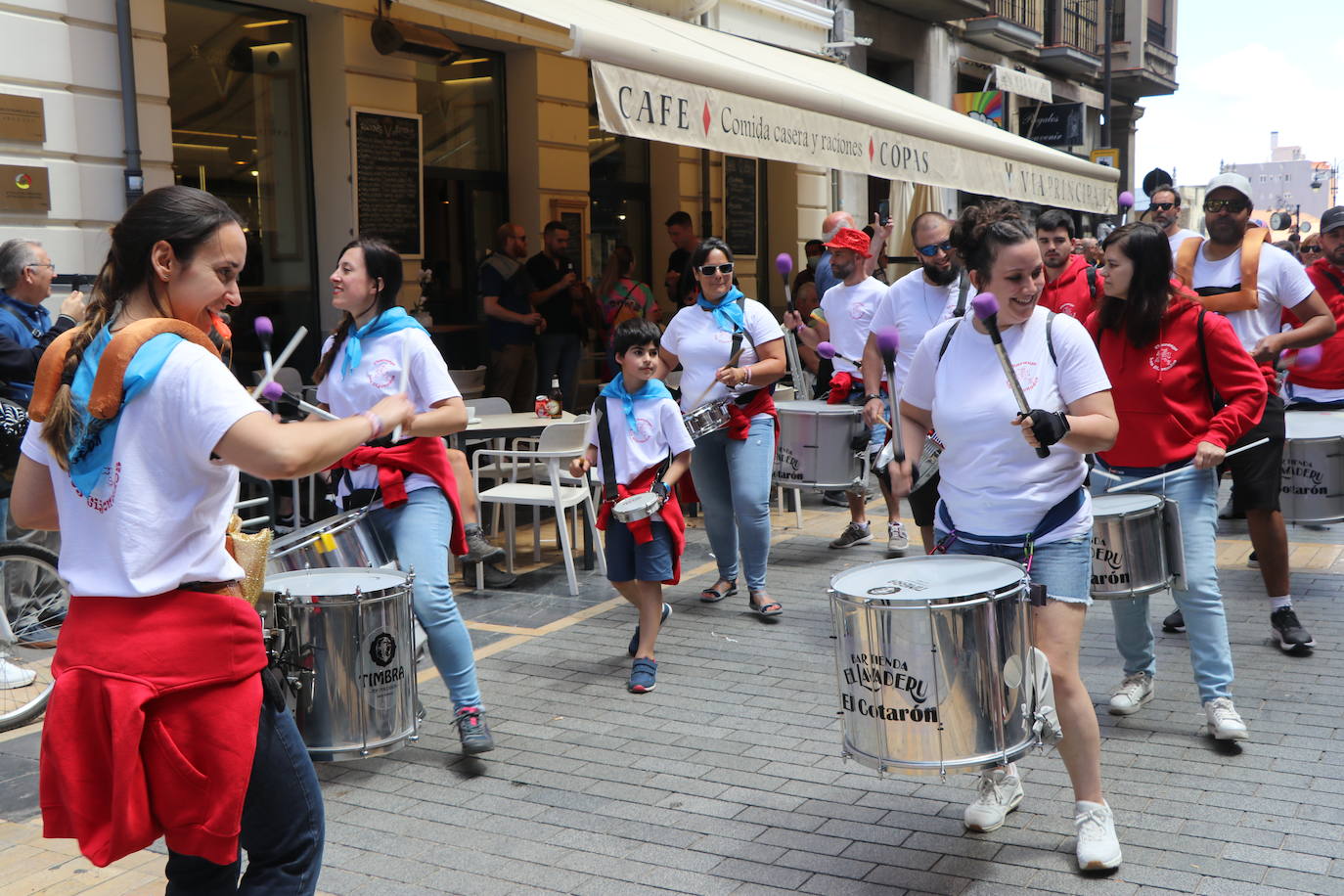 Desfile de peñas en este sábado de fiestas de San Juan y San Pedro. 