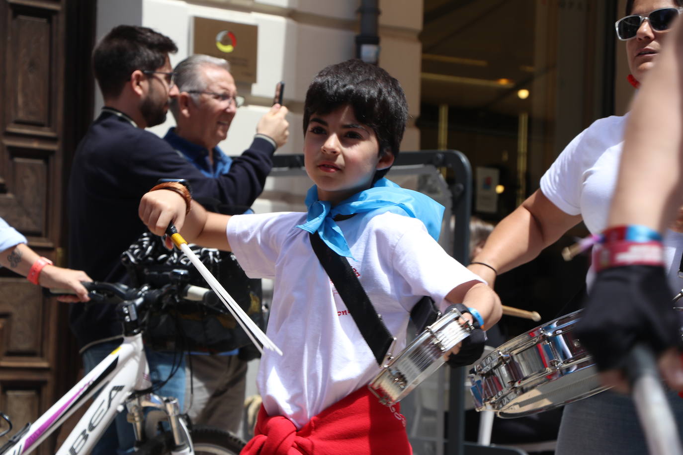 Desfile de peñas en este sábado de fiestas de San Juan y San Pedro. 