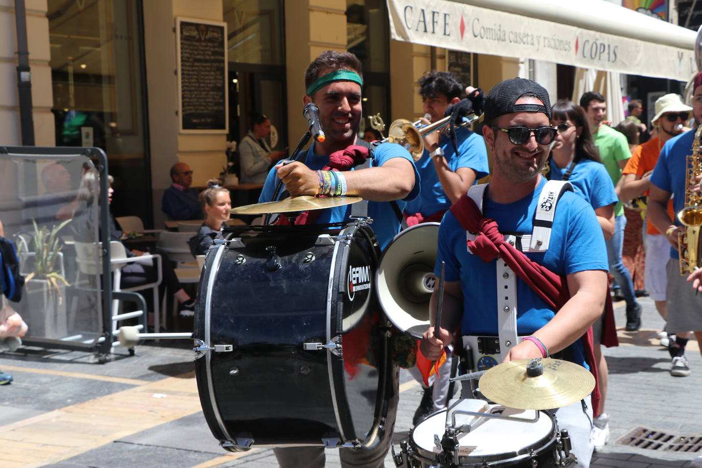 Desfile de peñas en este sábado de fiestas de San Juan y San Pedro. 