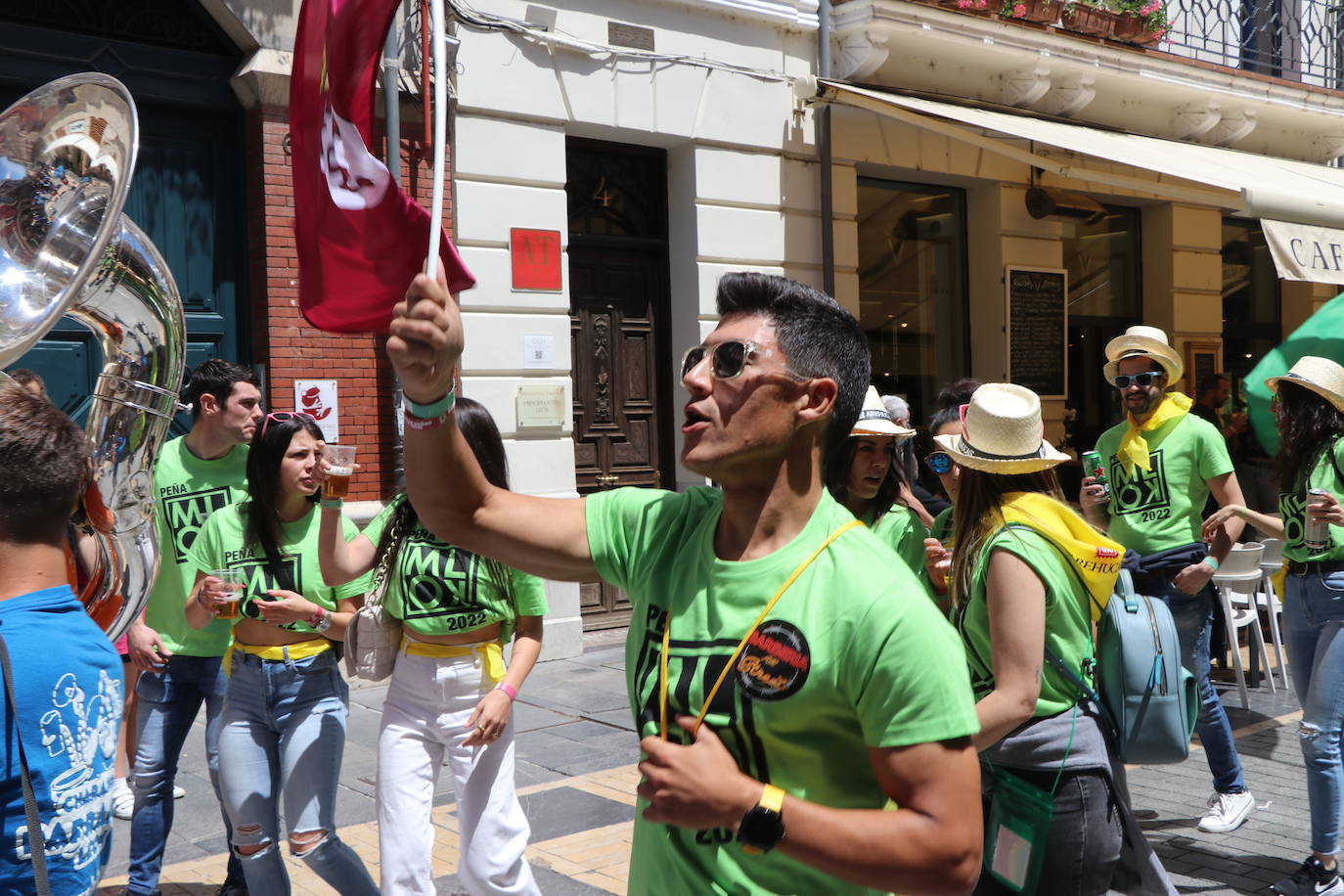 Desfile de peñas en este sábado de fiestas de San Juan y San Pedro. 