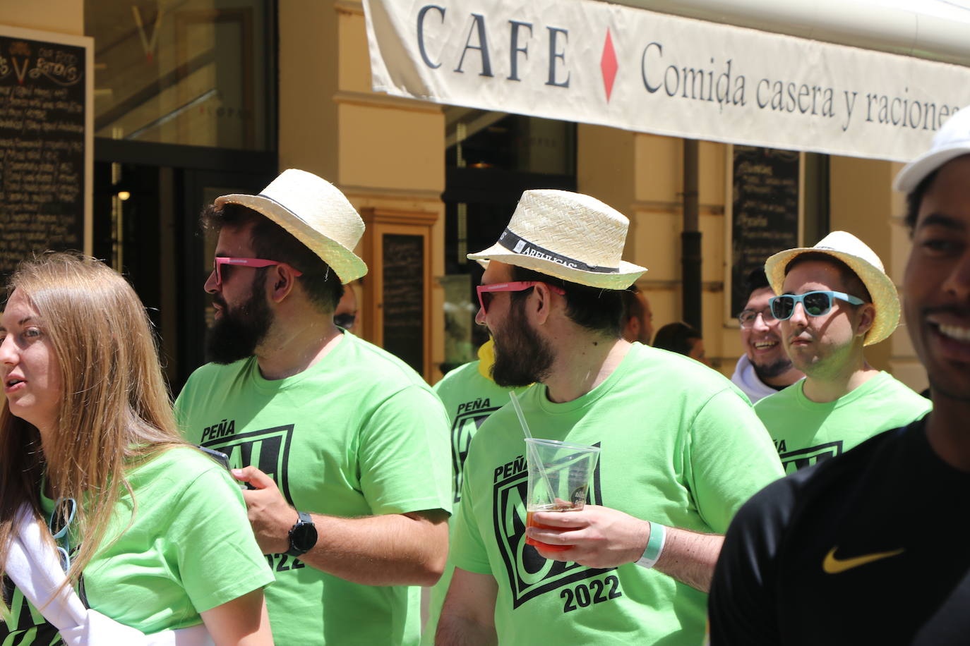 Desfile de peñas en este sábado de fiestas de San Juan y San Pedro. 