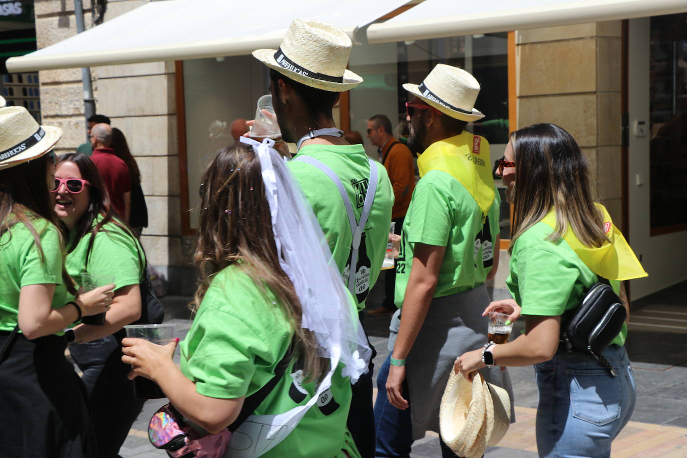 Desfile de peñas en este sábado de fiestas de San Juan y San Pedro. 