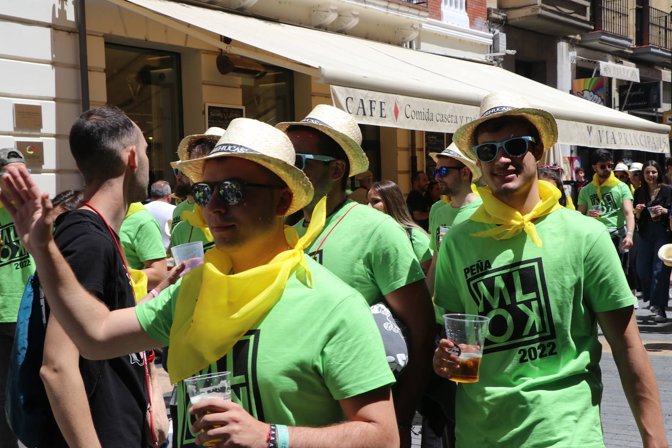 Desfile de peñas en este sábado de fiestas de San Juan y San Pedro. 