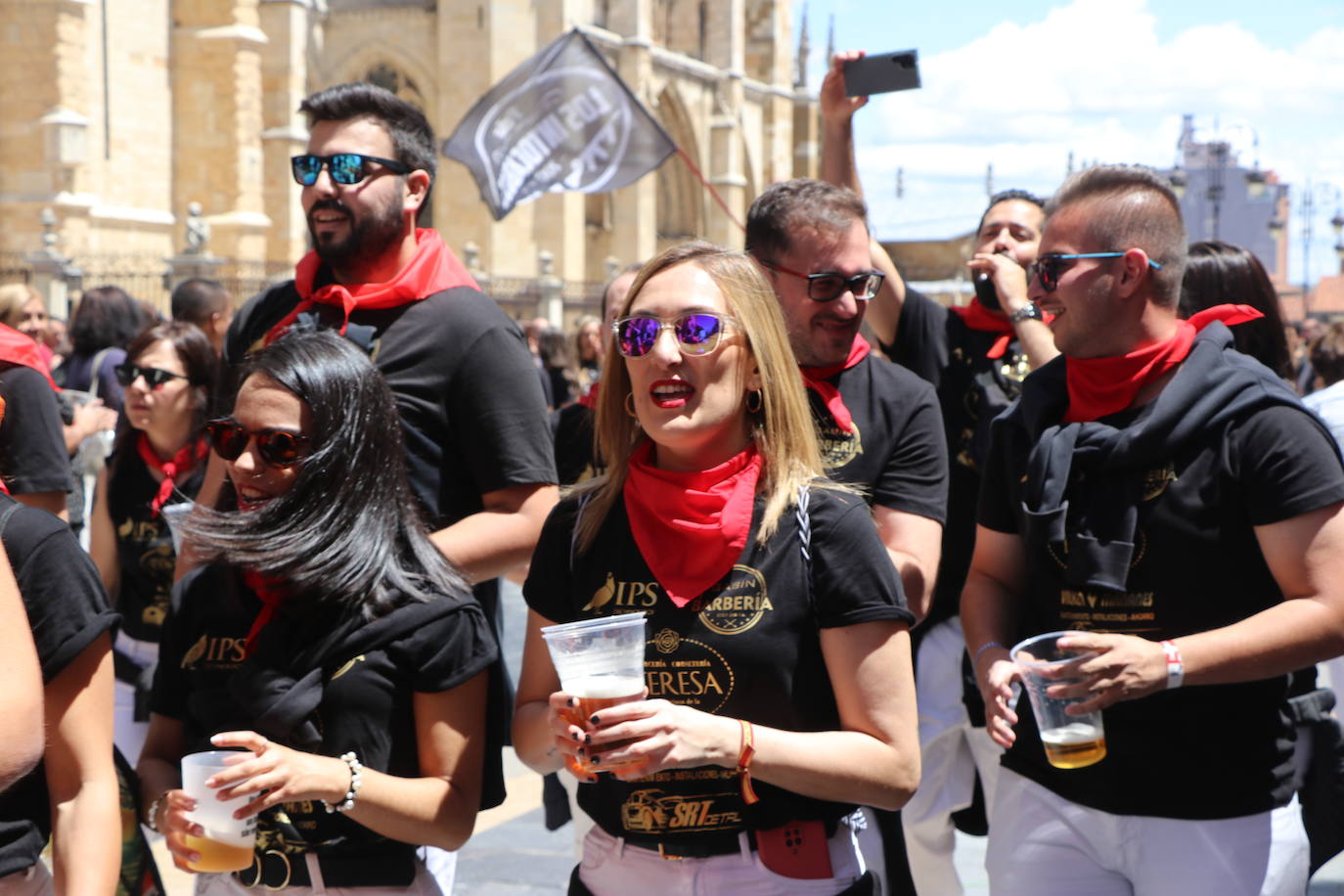 Desfile de peñas en este sábado de fiestas de San Juan y San Pedro. 