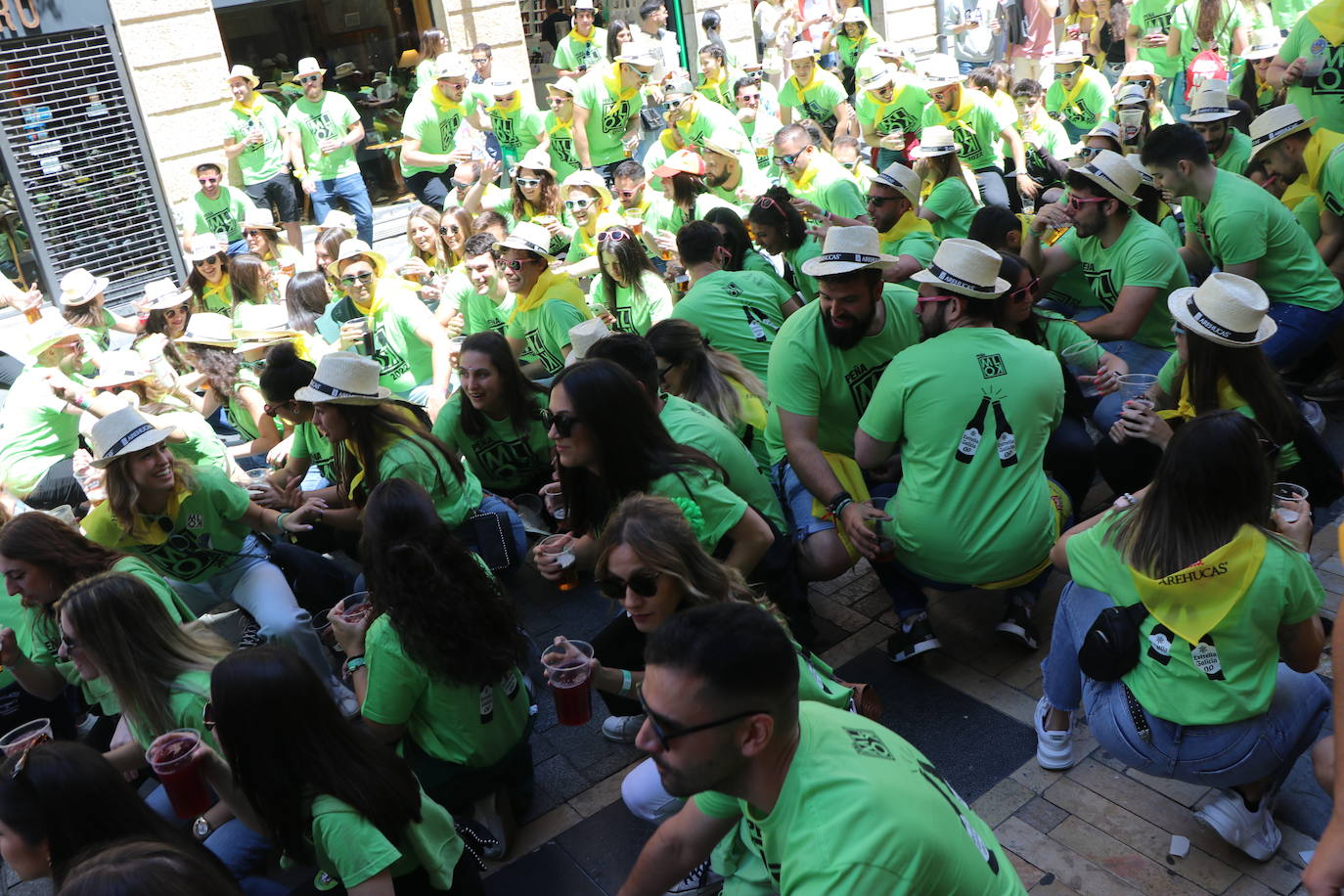 Desfile de peñas en este sábado de fiestas de San Juan y San Pedro. 
