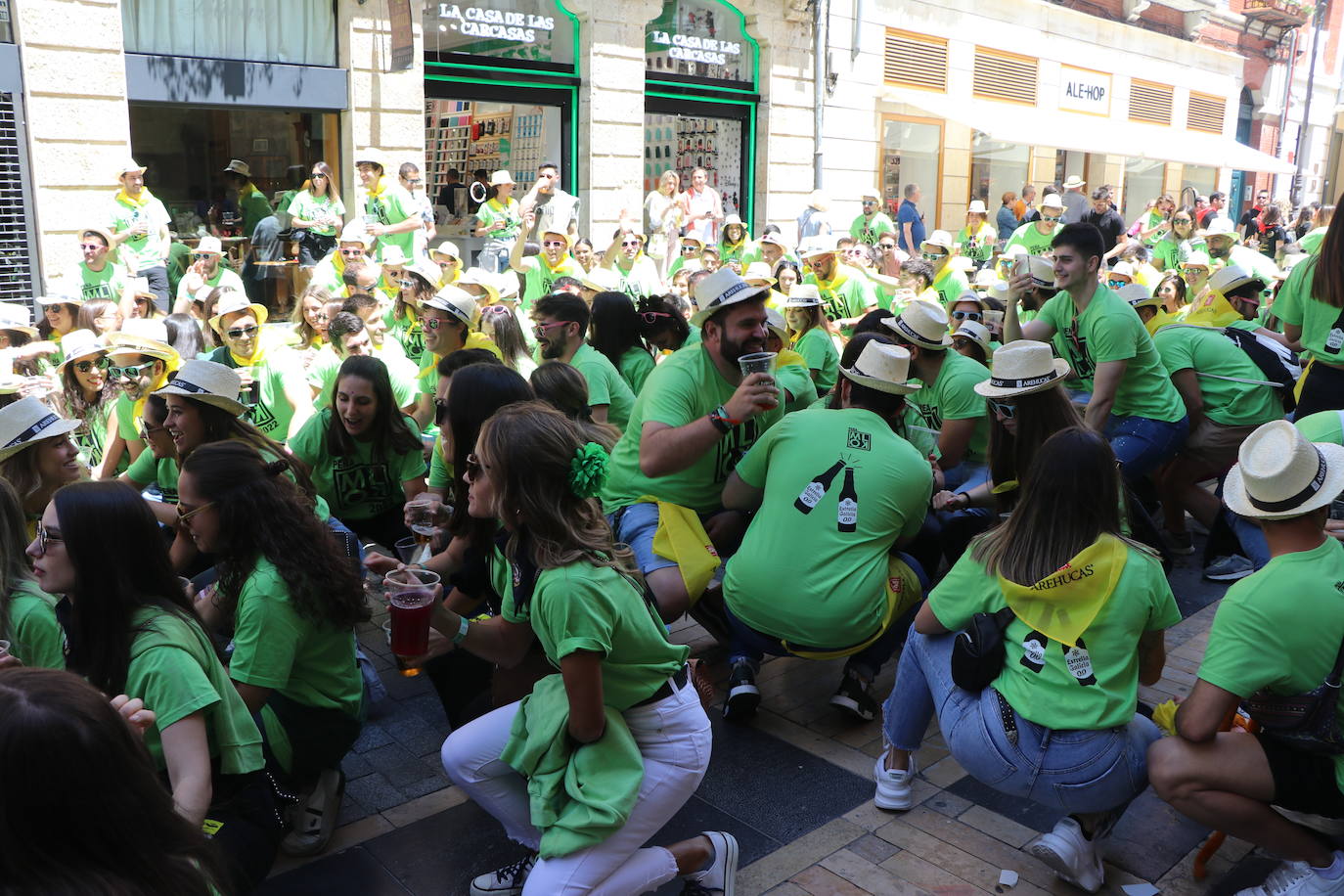Desfile de peñas en este sábado de fiestas de San Juan y San Pedro. 