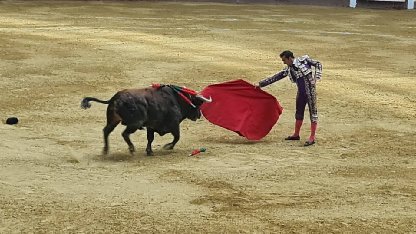 Primeros toros de la tarde en la plaza de León. 