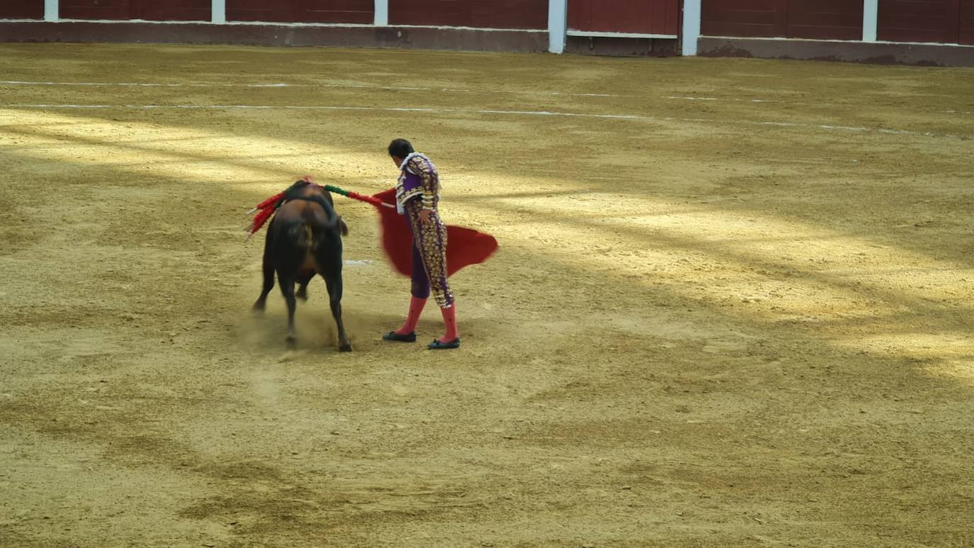 Primeros toros de la tarde en la plaza de León. 