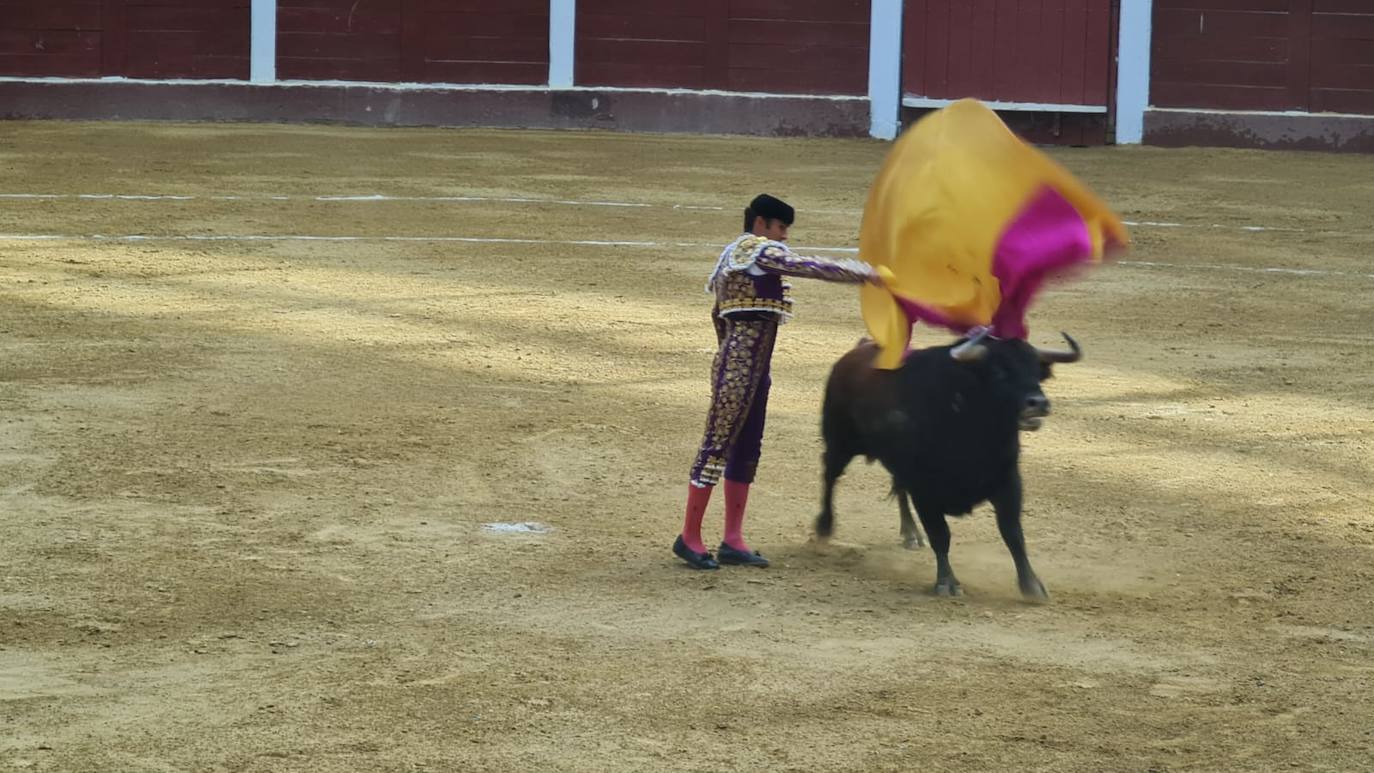 Primeros toros de la tarde en la plaza de León. 