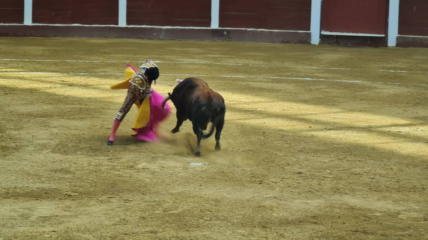 Primeros toros de la tarde en la plaza de León. 