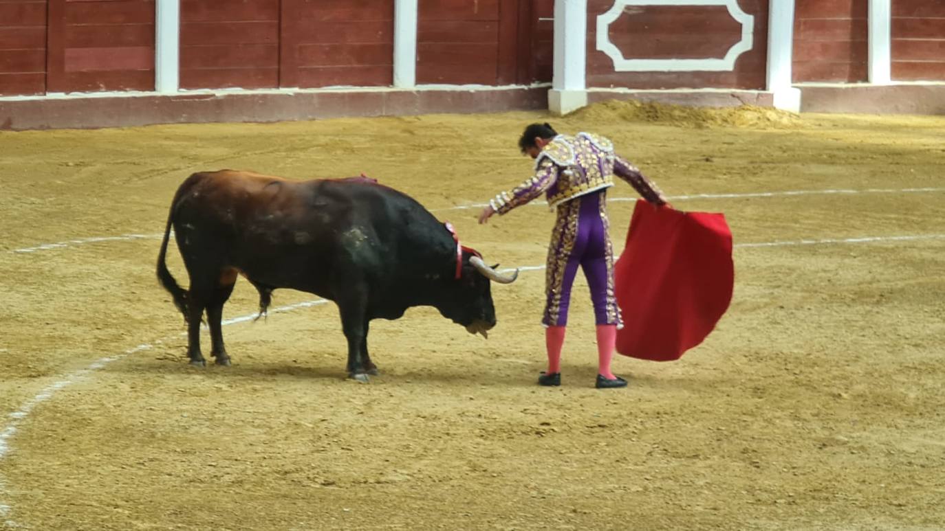 Primeros toros de la tarde en la plaza de León. 