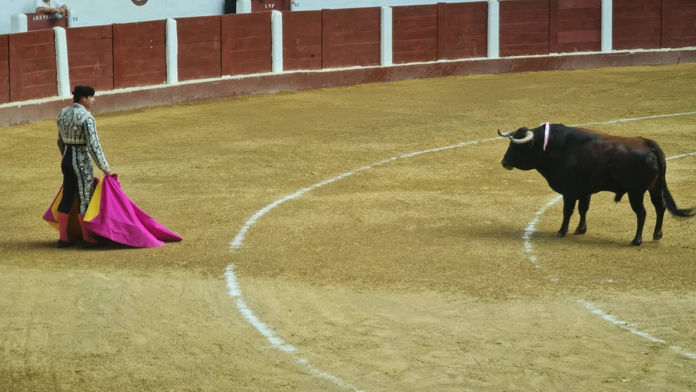 Primeros toros de la tarde en la plaza de León. 