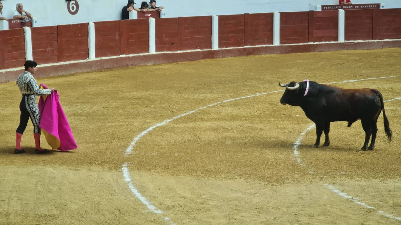 Primeros toros de la tarde en la plaza de León. 