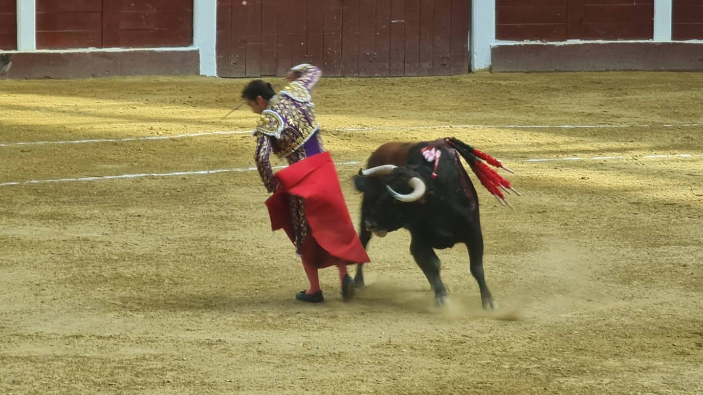 Primeros toros de la tarde en la plaza de León. 