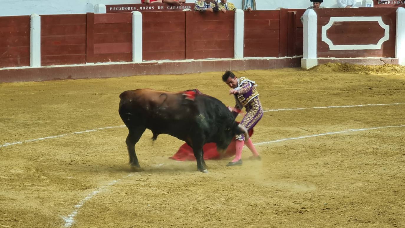 Primeros toros de la tarde en la plaza de León. 