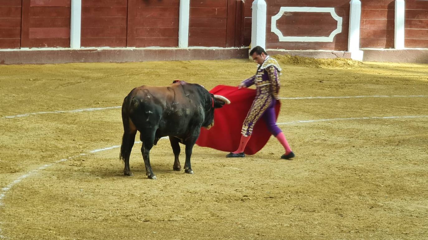 Primeros toros de la tarde en la plaza de León. 