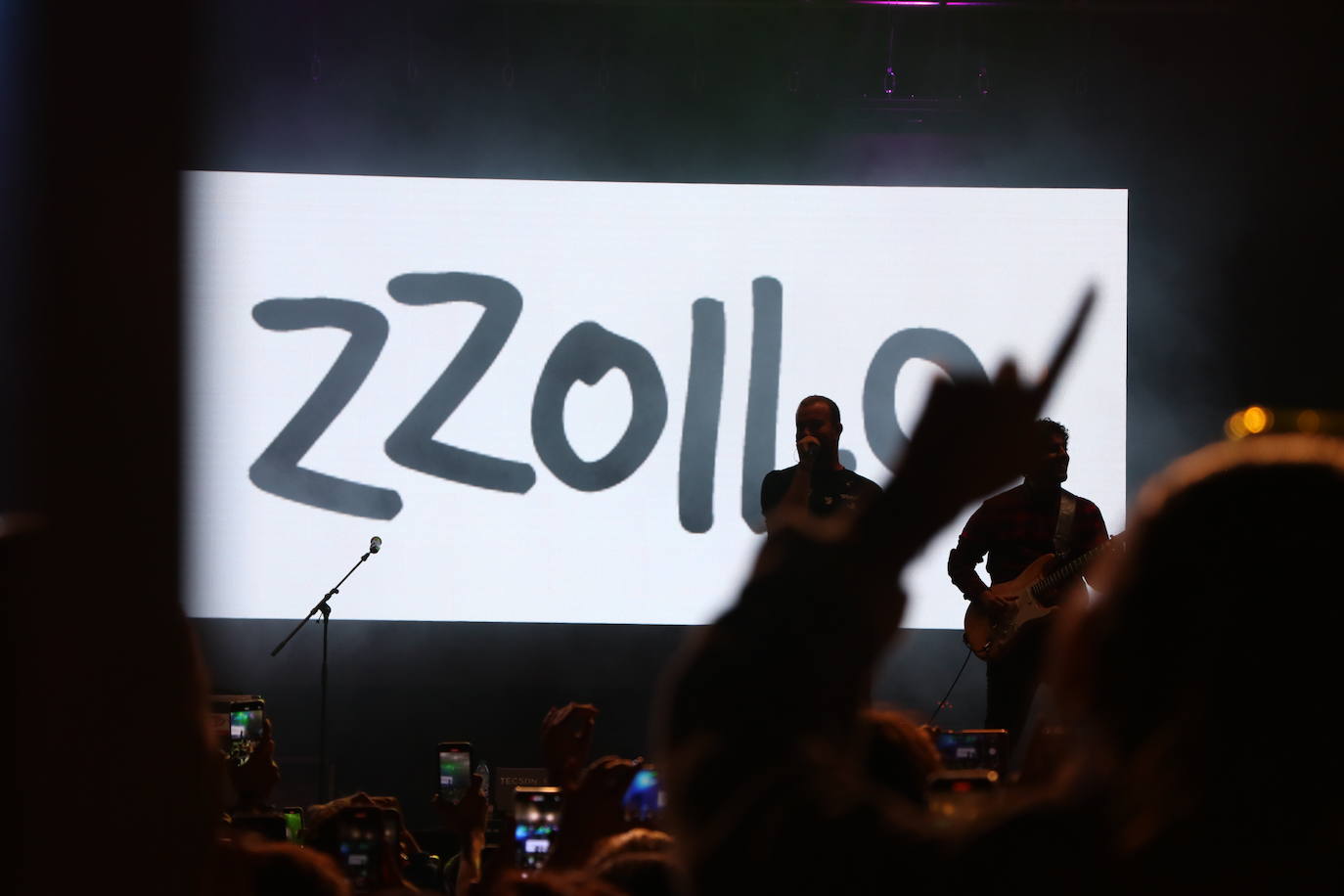 La Plaza Mayor de León se llena para bailar al ritmo de una de las canciones del pasado verano del joven artista valenciano Zzoilo | Junto a él el leonés Polo Nández ha hecho vibrar al público con su último single, 'Latidos'.