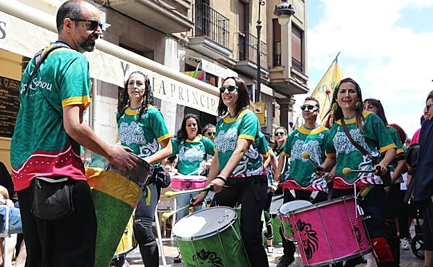 Imagen. Un grupo de batukada participante en el desfile de peñas de León. 