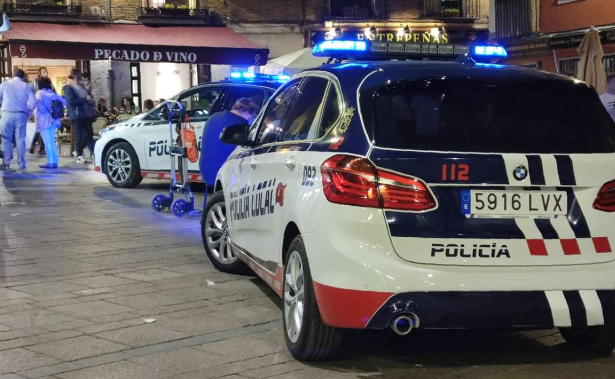 Dos patrullas de la policía local este sábado en la zona del Húmedo en León. 