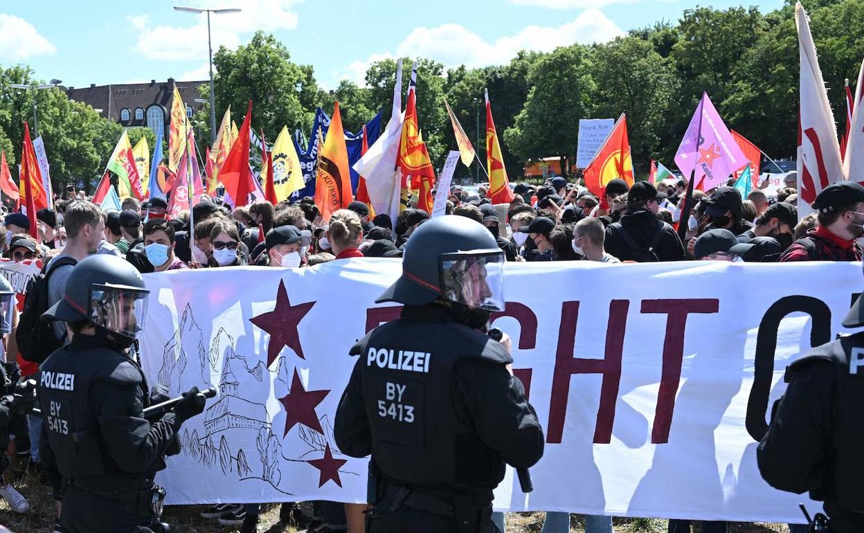 Los policías tratan de frenar a los manifestantes.