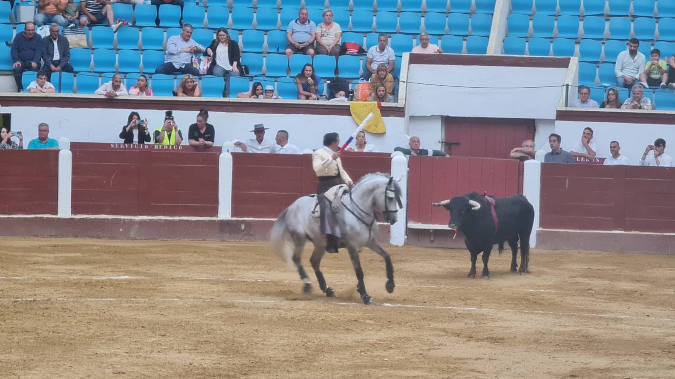 Algunos momentos de la corrida de toros de la tarde del sábado en León. 