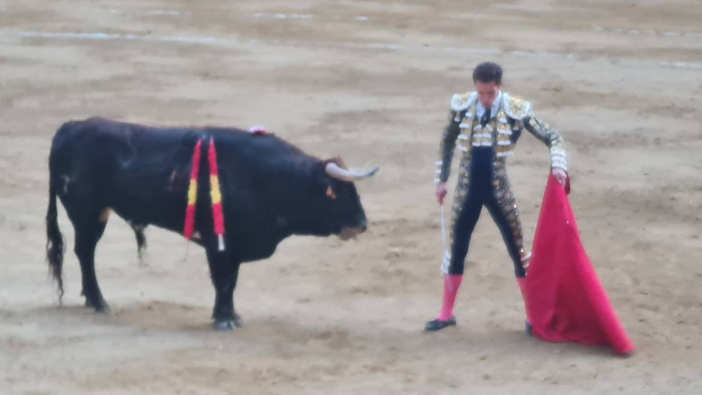 Algunos momentos de la corrida de toros de la tarde del sábado en León. 