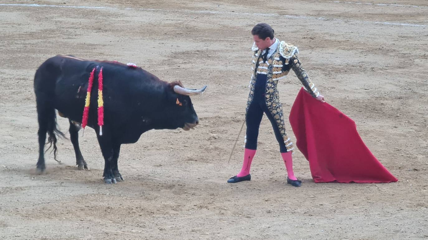 Algunos momentos de la corrida de toros de la tarde del sábado en León. 