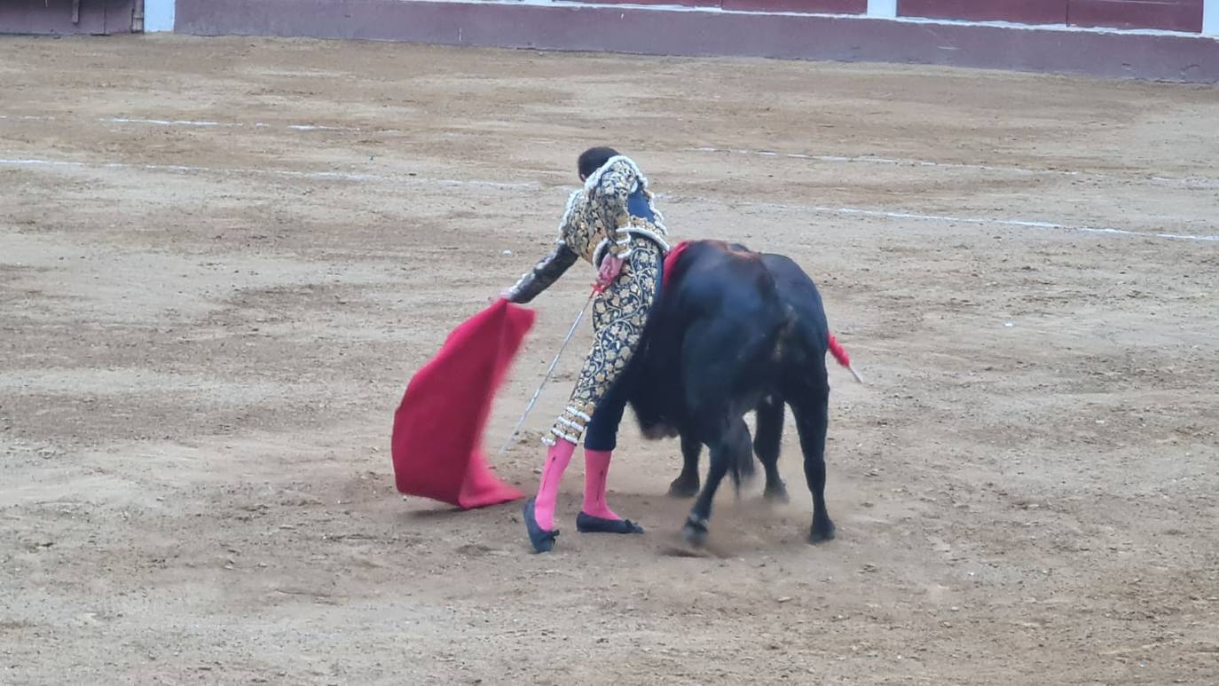 Algunos momentos de la corrida de toros de la tarde del sábado en León. 