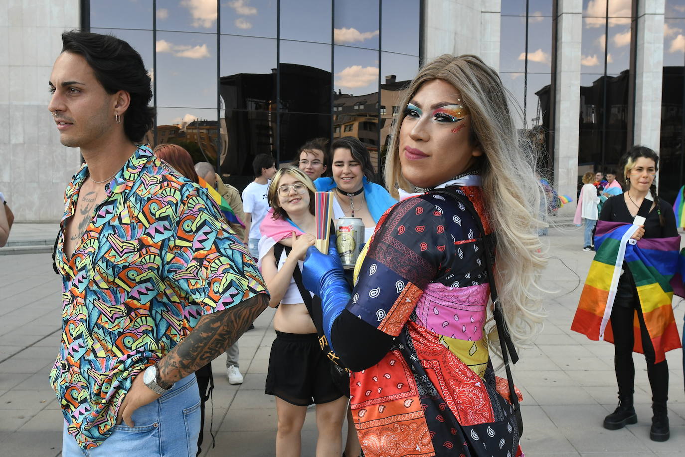 El colectivo LBTBI+ pasea sus reivindicaciones en la primera carroza del Día del Orgullo en León.