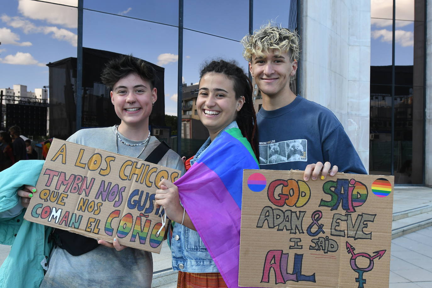 El colectivo LBTBI+ pasea sus reivindicaciones en la primera carroza del Día del Orgullo en León.