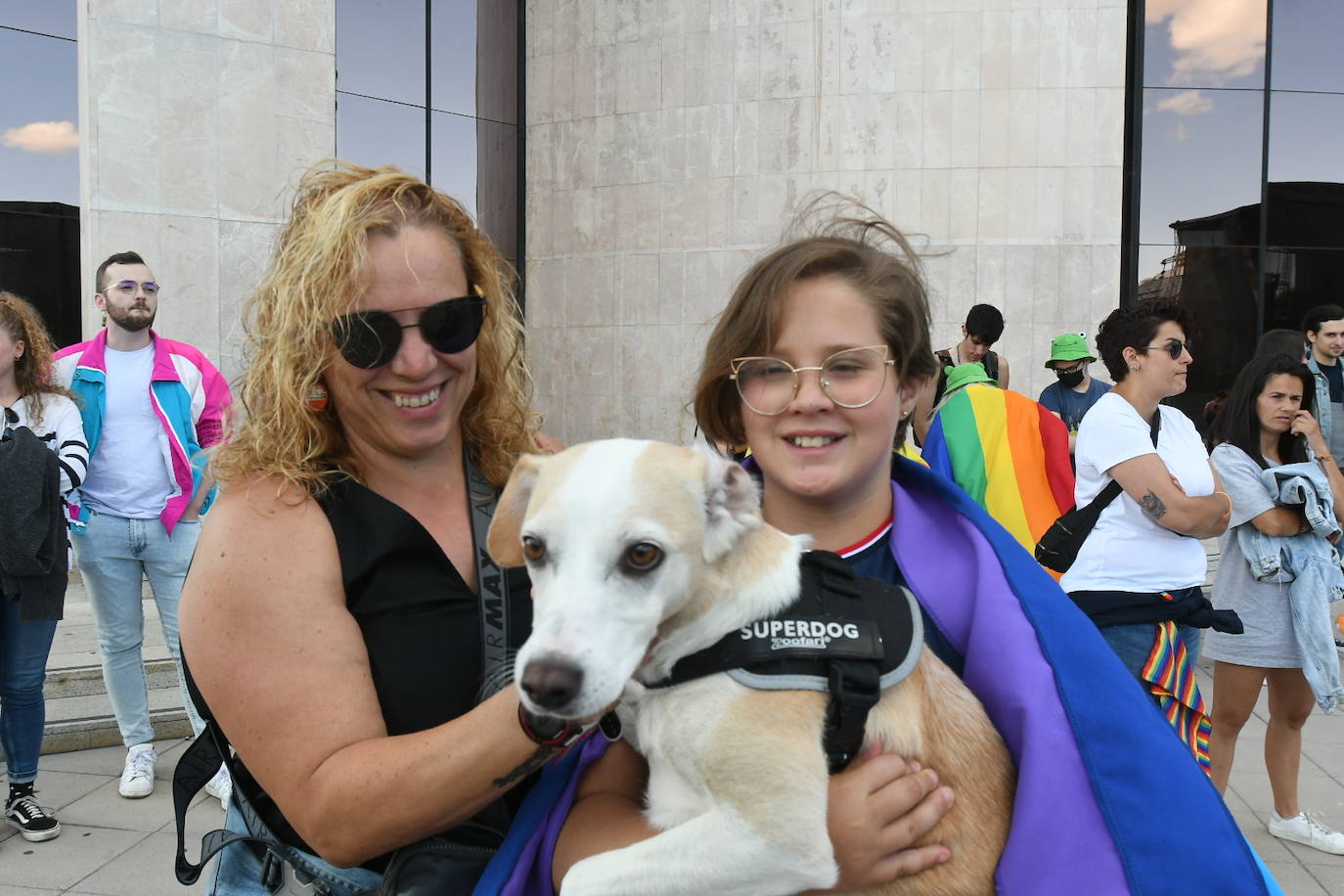 El colectivo LBTBI+ pasea sus reivindicaciones en la primera carroza del Día del Orgullo en León.